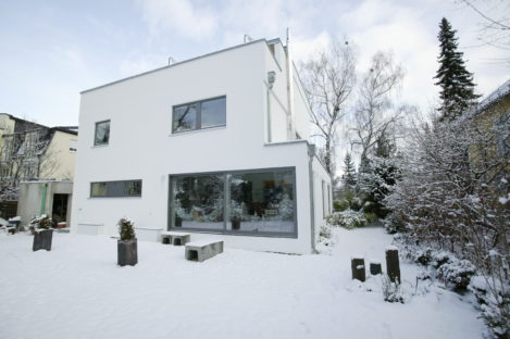 Haus mit neuen Alu-Kunststoff-Panorama-Fenster