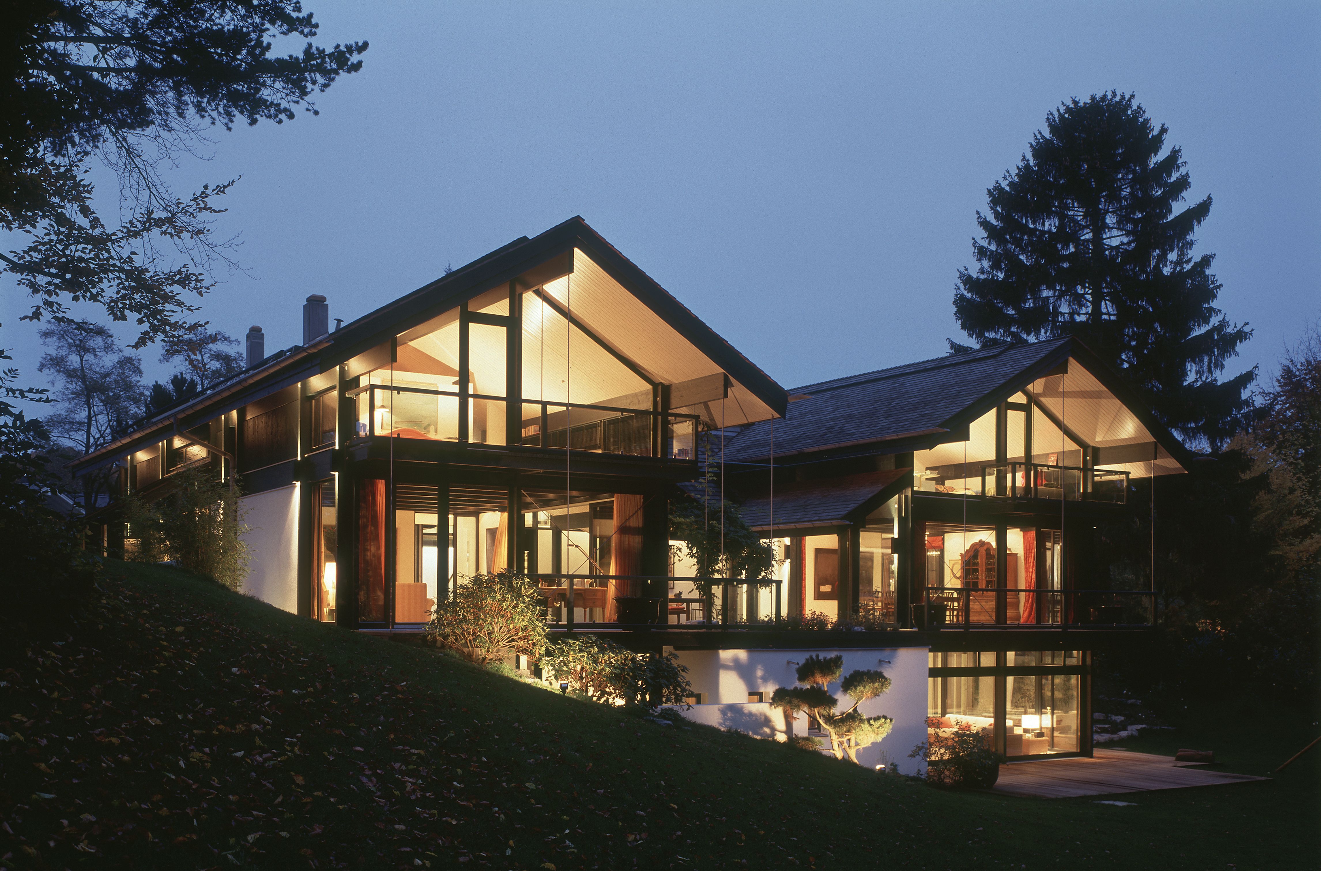 große Fensterfront bei einem Einfamilienhaus