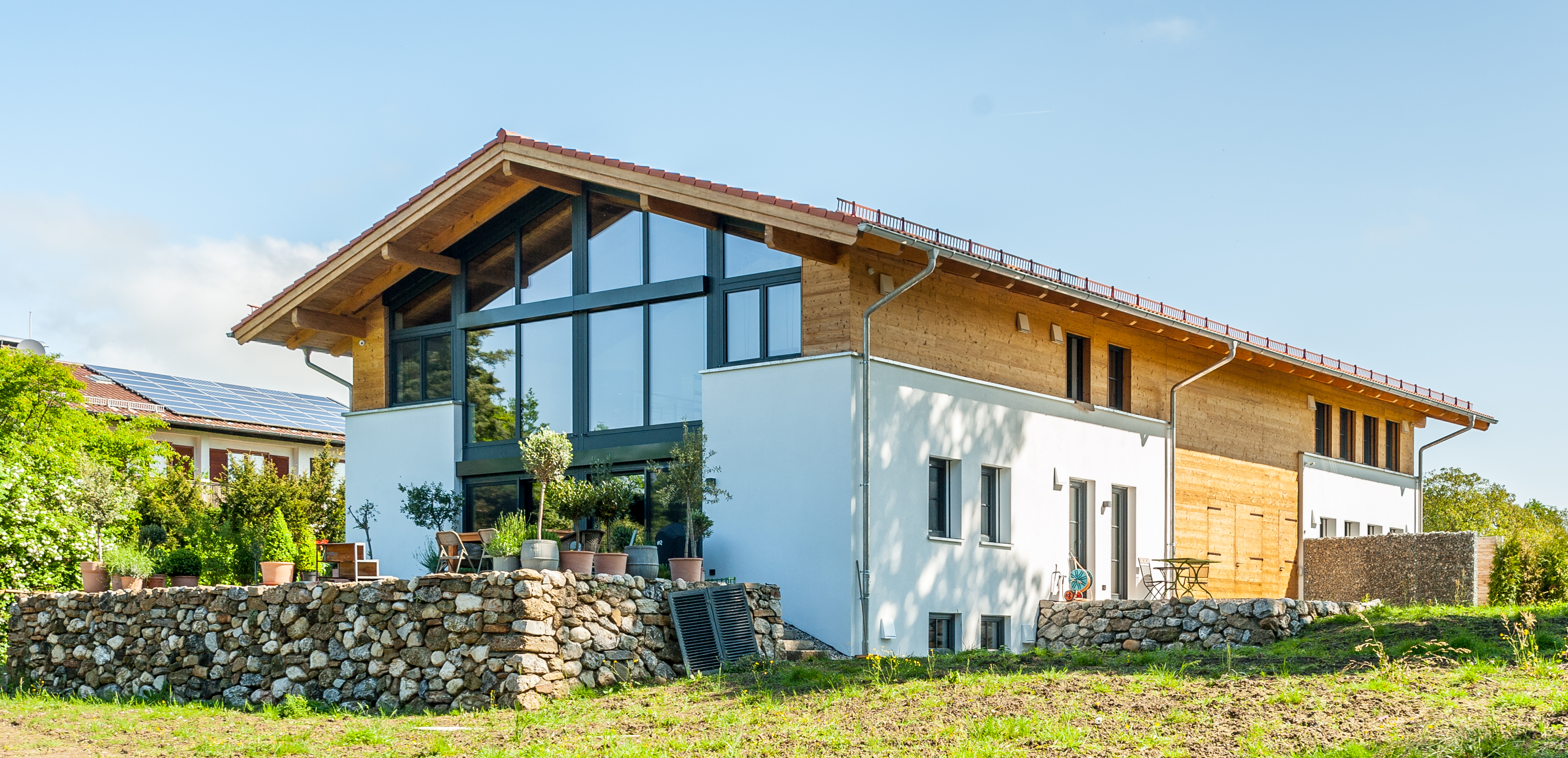 große Fensterfront bei einem neugebauten Haus