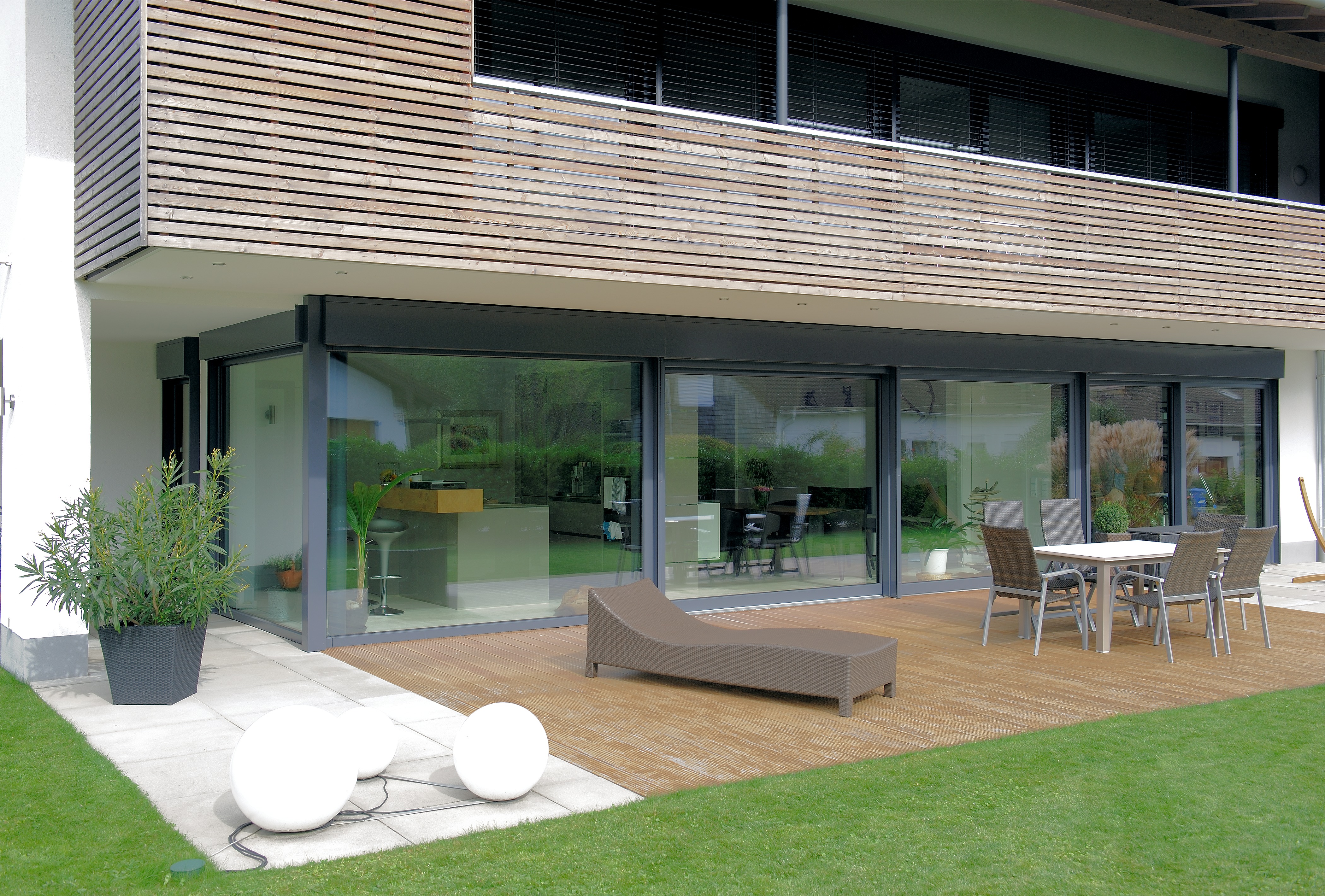 große Schiebefensterfront im EG eines neugebauten Hauses