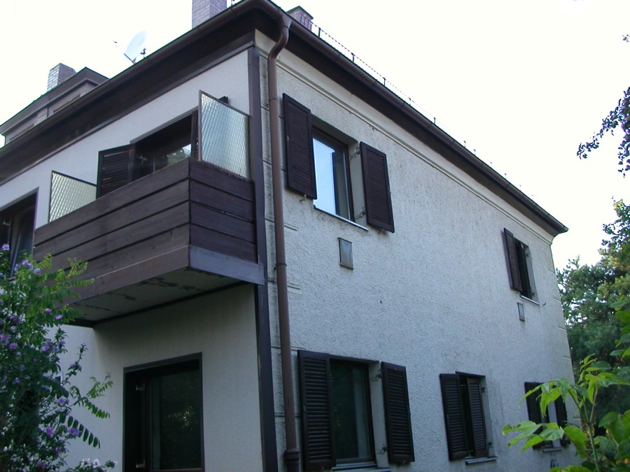 Vor der Sanierung Haus mit Holz-Fenster vor der Sanierung