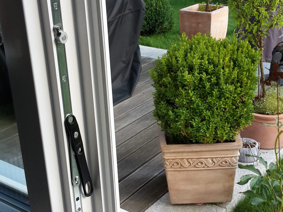 Einbruchsspuren an dem einbruchsicheren Fensterrahmen