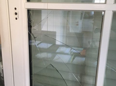 Zerbrochenes Glas von einem einbruchsicheren Fenster