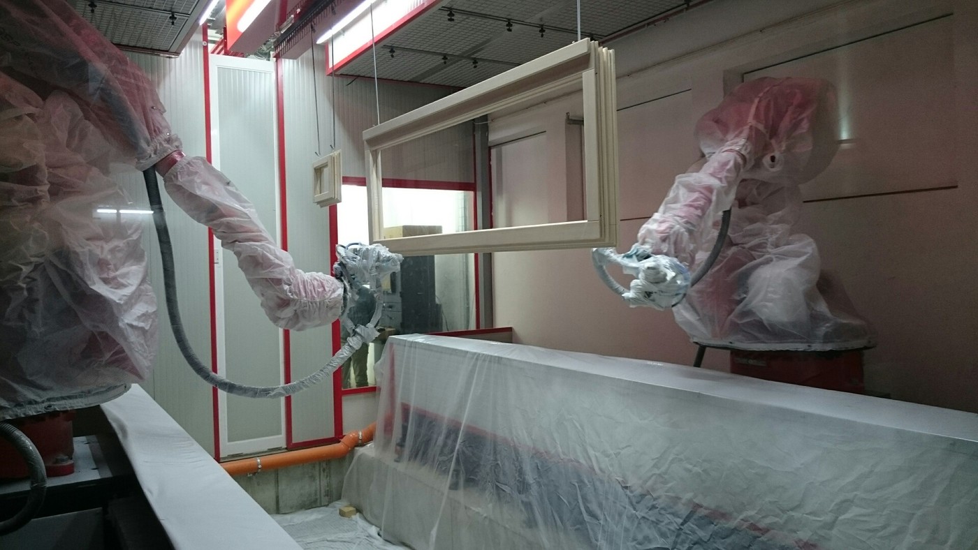 Lakierwerkstatt mit Fenster bei der Lakierung