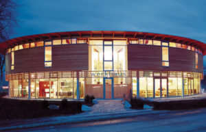 Holz-, Holz-Alu-, Kunststoff-Fenster vom Werkhaus bei Nacht